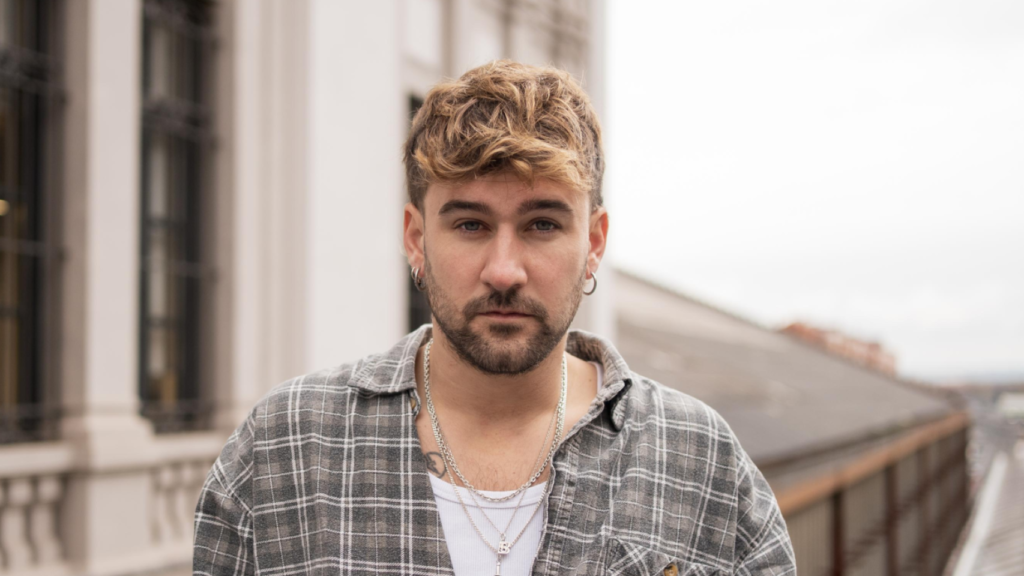 Dani Fernández revela su pasado oscuro: ¡De bicho raro a estrella musical!