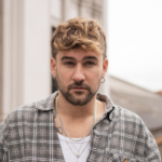 Dani Fernández revela su pasado oscuro: ¡De bicho raro a estrella musical!