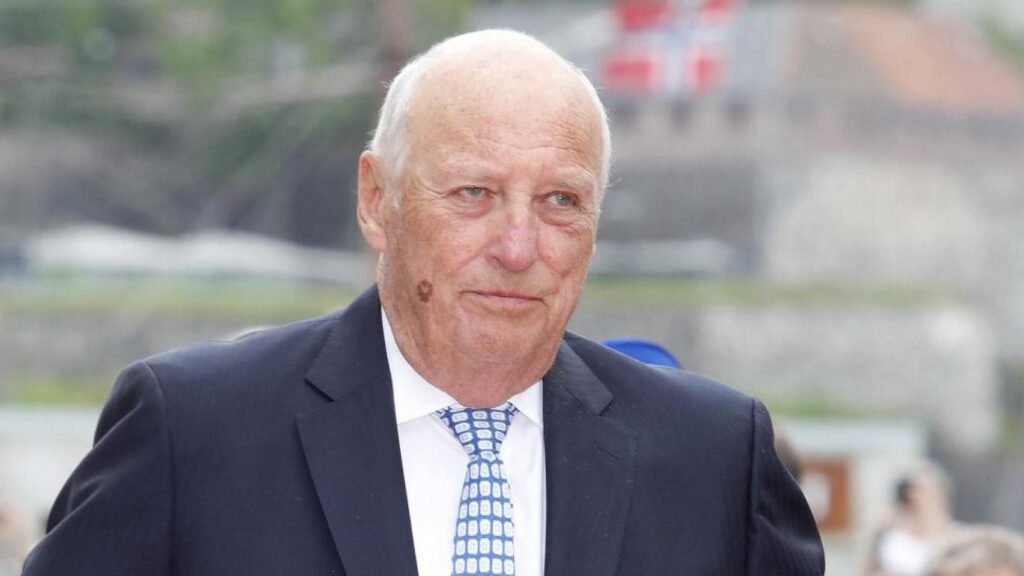 ¡El Rey Harald se levanta de la camilla listo para la playa!