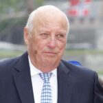 ¡El Rey Harald se levanta de la camilla listo para la playa!