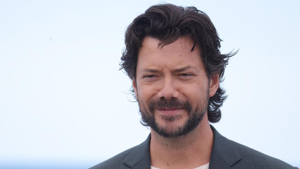 ¡Álvaro Morte revela su (no tan secreto) elixir de juventud!