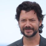 ¡Álvaro Morte revela su (no tan secreto) elixir de juventud!