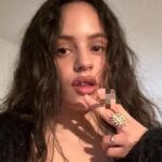 ¡Rosalía enciende la polémica con un cigarro digital!