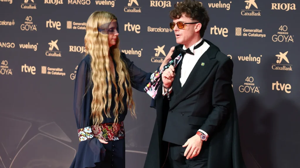 ¡Aldo Comas Revoluciona con su Salida Triunfal de los Goya!