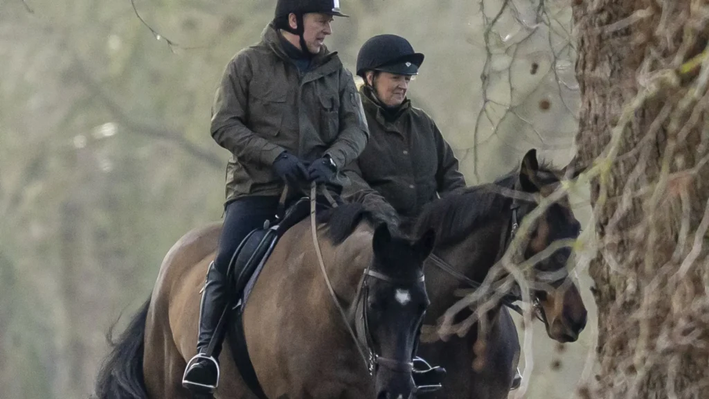 ¡Atrapado con los canes! El expríncipe Andrés reaparece tras la tormenta