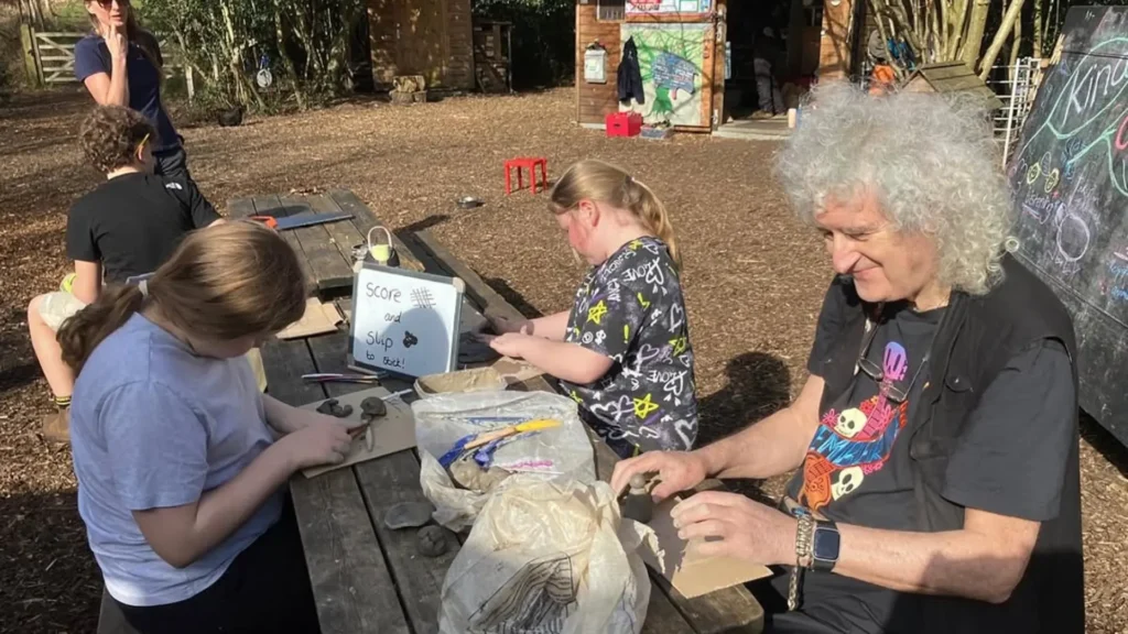 Brian May y su mágica visita escolar: ¡Reina la ternura!