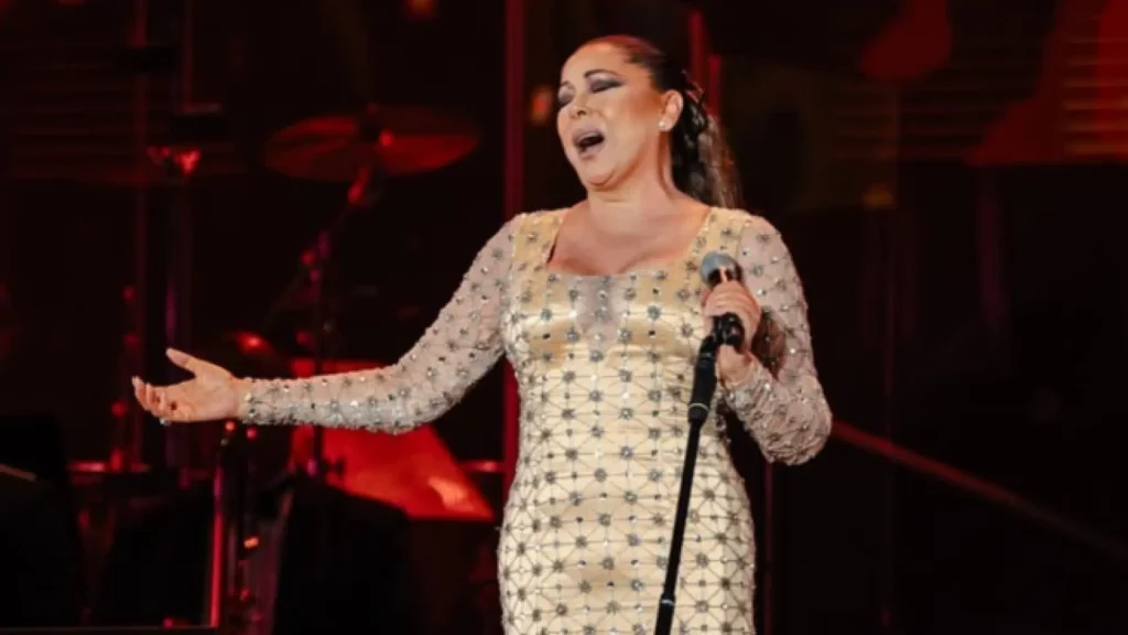 ¡Cantora se tiñe de verde pistacho!