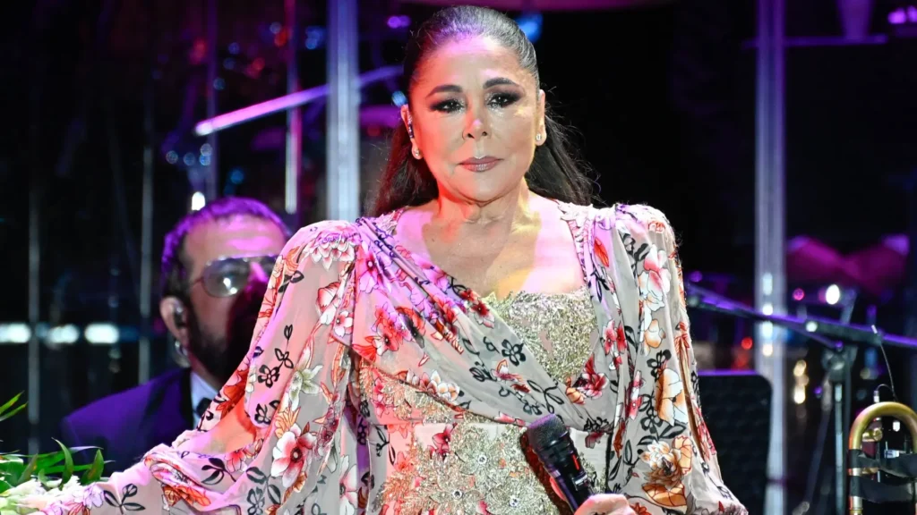 ¡Cantora se viste de gala para su nuevo dueño millonario!