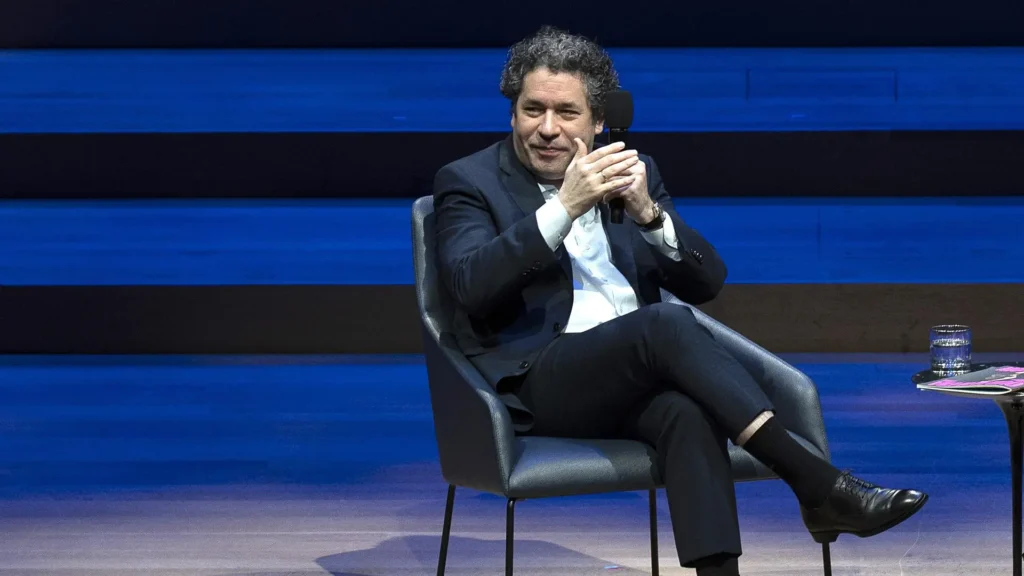 ¡Dudamel le da una lección magistral a Chalamet sobre el rock clásico de la batuta!