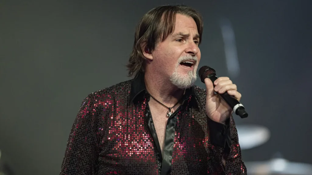 El Adiós Final de Tommy DeCarlo: La Voz de Boston Silencia