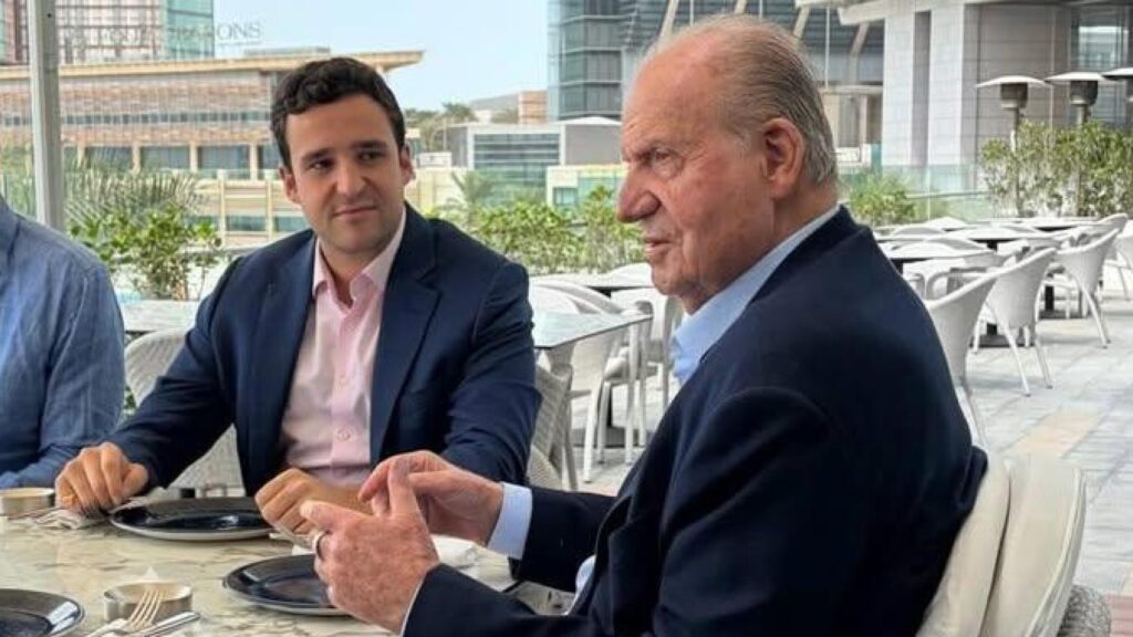 ¡El Emérito se luce en Abu Dabi con Froilán como escudero!