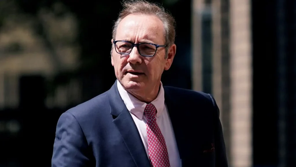 Kevin Spacey zanja líos en Londres con un pacto sorpresa