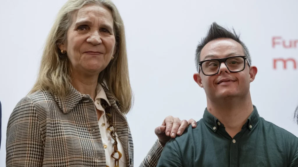 La Infanta Elena y un Libro que Roba Corazones