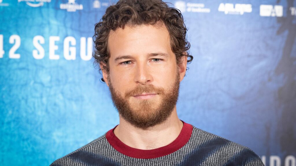 Álvaro Cervantes desvela su viaje personal: ¡Las terapias que lo cambiaron todo!