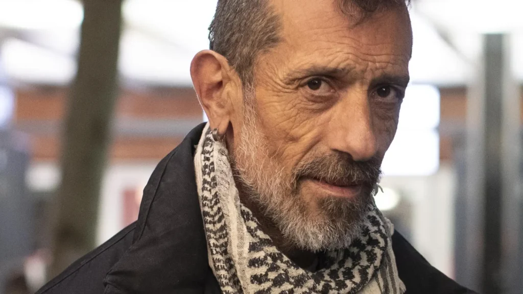 ¡Manolo Kabezabolo choca y revoluciona la carretera!