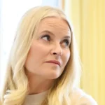 ¡Mette-Marit toma las riendas con su nueva pegatina real!