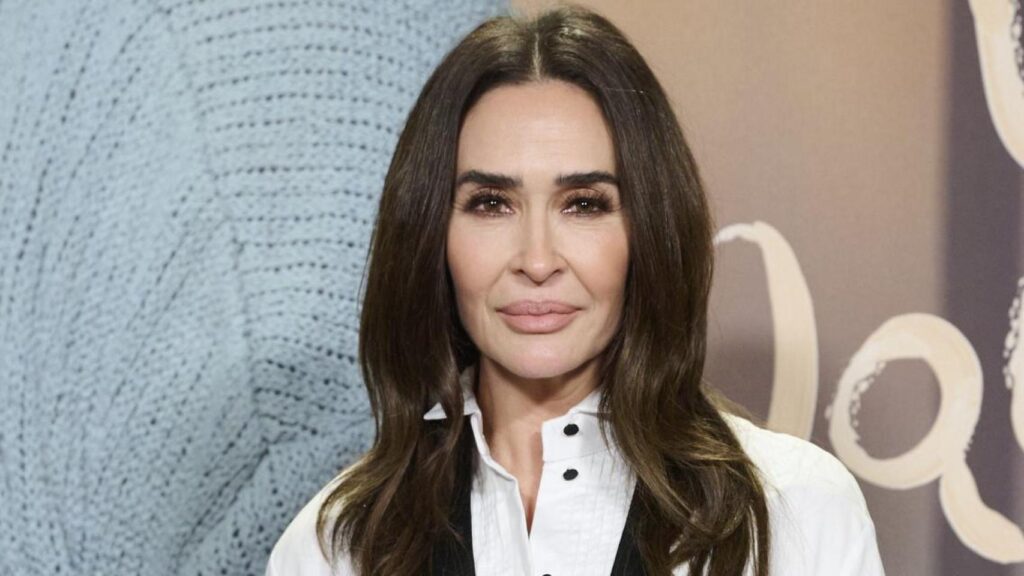 ¡Vicky Martín Berrocal deslumbra con su estilo y elegancia en casa!