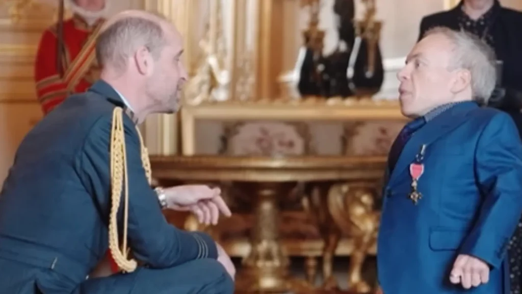 ¡Warwick Davis se lleva la magia real!